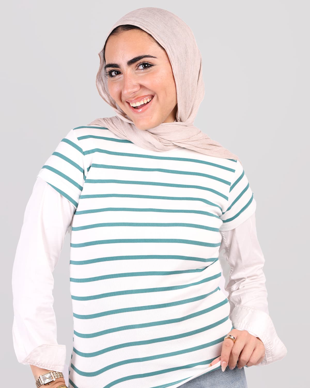 بلوزة أساسية بأكمام نصفية