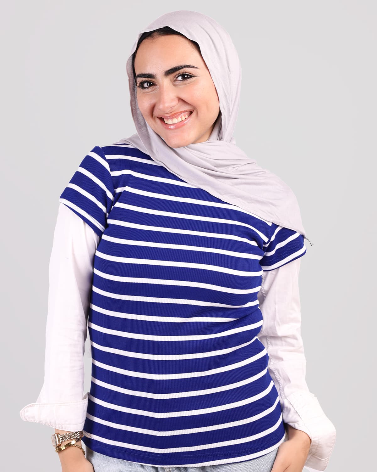 بلوزة أساسية بأكمام نصفية